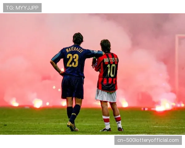 老将背影：第90分钟被换下时，吉鲁向圣西罗全场观众挥手致意